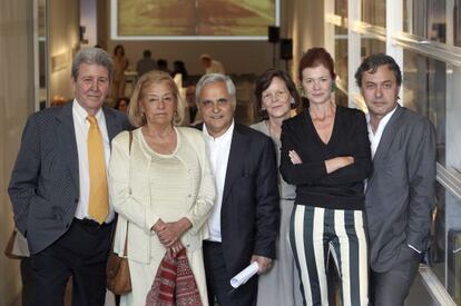 Presentación del libro 'Un oficio de locos', de Juan Cruz en la librería Ivory Press de Madrid. De izquierda a derecha, Jorge Herralde, Beatriz de Moura, Juan Cruz, Sigfrid Krauss, Elena Foster y Ricardo Cavallero.