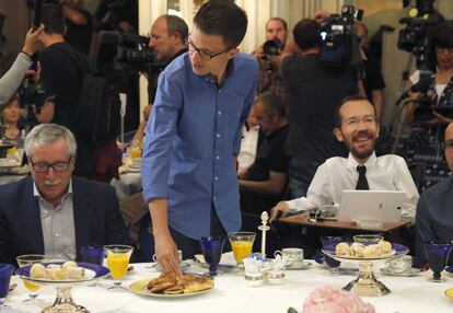 Errej&oacute;n, en el centro junto al secretario general de CC OO, Ignacio Fern&aacute;ndez Toxo (i), y el responsable de Organizaci&oacute;n de Podemos, Pablo Echenique.