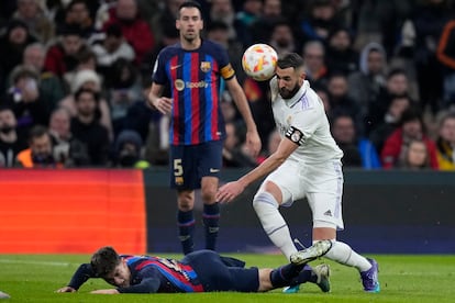 Benzema controla la pelota ante Gavi, en el suelo. 