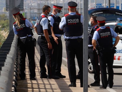 Agentes de los Mossos, en el lugar donde fue hallado el cadáver del hombre que mató a su hijo en un hotel de Barcelona. Cristóbal Castro