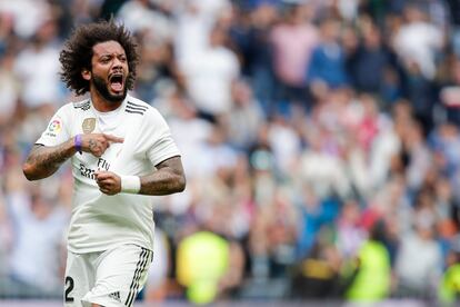 Marcelo toca el escudo del Real Madrid de su camiseta, durante un partido de liga frente al Levante, en octubre de 2018.