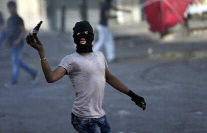 Un palestino se enfrenta a la policia