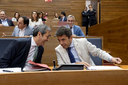 El presidente de la Generalitat, Carlos Mazón, conversa con el vicepresidente primero del Consell y consejero de Cultura y Deporte, Vicente Barrera (izquierda), en Las Cortes valencianas el pasado 20 de septiembre.