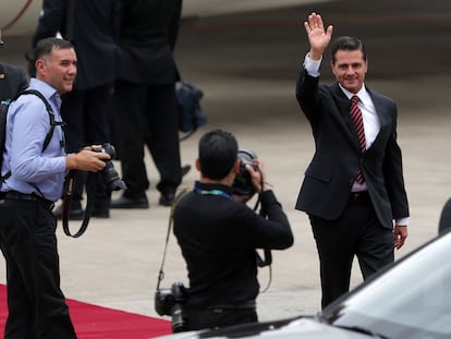 El expresidente de México Enrique Peña Nieto saluda en 2018 al llegar al Aeropuerto Ministro Pistarini de Buenos Aires (Argentina), donde se desplazó para participar en una cumbre del G-20.