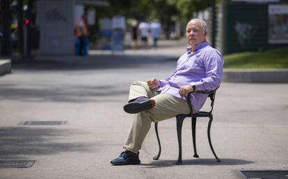 Herman Sifontes, sentado en el paseo de Recolesto (Madrid).