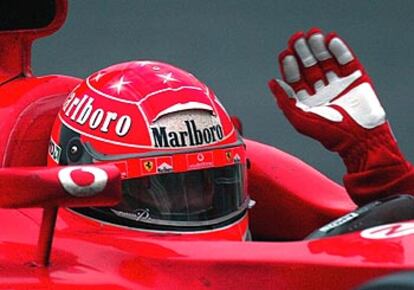 Michael Schumacher saluda desde su bólido tras el Gran Premio de Japón.