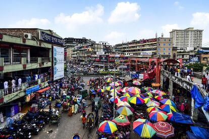 Vista general del nuevo mercado de Dhaka (Bangladesh).