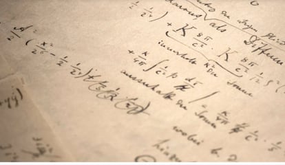 
Un manuscrito en coautoría de Albert Einstein, que ofrece una visión poco común del pensamiento del legendario físico, se vendió el martes por 11,7 millones de euros en la casa de subastas Christie’s.