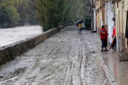 Vista del barrio de la canterería de Ontinyent que ha tenido que ser desalojado debido al fuerte temporal de lluvia y viento que afecta a la Comunidad Valenciana, el 19 de diciembre de 2016.