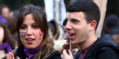 Dos jóvenes en la manifestación de Madrid por el 8 de Marzo