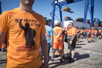 Estibadores ejerciendo su derecho a la huelga en la terminal de TTIA del Puerto de Algeciras.