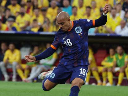 Munich (Germany), 02/07/2024.- Donyell Malen of Netherlands (C) scores the 0-3 goal during the UEFA EURO 2024 Round of 16 soccer match between Romania and Netherlands, in Munich, Germany, 02 July 2024. (Alemania, Países Bajos; Holanda, Rumanía) EFE/EPA/MOHAMED MESSARA
