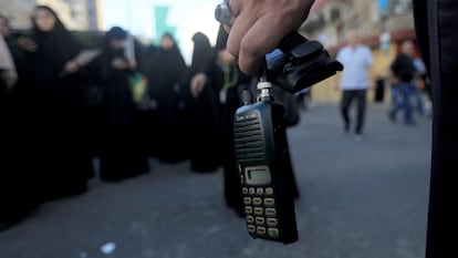 Un 'walkie-talkie' de la marca japonesa Icom, en una fotografia tomada en Beirut.