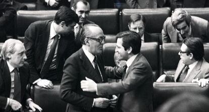 Adolfo Su&aacute;rez (d), presidente saliente del Gobierno, abraza a Leopoldo Calvo-Sotelo, tras su investidura como nuevo presidente en el Congreso el 25 de febrero de 1981.