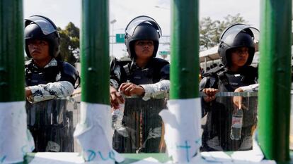 La policía mexicana resguarda la frontera con Guatemala.