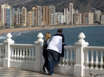 Una vista de la playa de Levante de Benidorm, poblada por decenas de torres de apartamentos y hoteles.