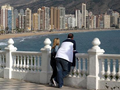 Una vista de la playa de Levante de Benidorm, poblada por decenas de torres de apartamentos y hoteles.