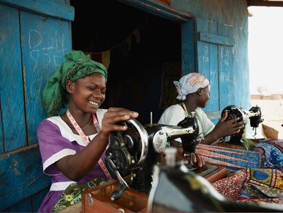 Un grupo de mujeres trabaja cosiendo en una cooperativa.