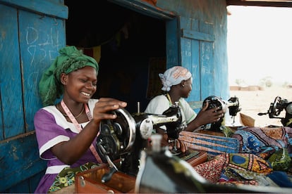 Un grupo de mujeres trabaja cosiendo en una cooperativa.