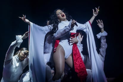 Rosalia en un momento de su convierto en el  madrilño WiZink Center en diciembre de 2019, cerrando su gira de 'El mal querer'.