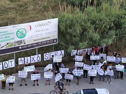 Concentración en contra de la desprotección ambiental del delta de Llobregat en junio de 2020.