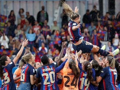 Las jugadoras del Barcelona mantean a Alexia Putellas tras ganar al Sporting de Huelva y la Liga Femenina en el Estadi Johan Cruyff este domingo.