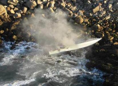 Imagen de la lancha con 4.000 kilos de cocaína intervenida en la Costa da Morte