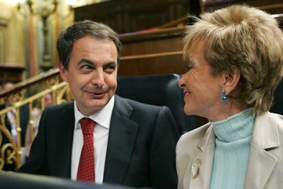 José Luis Rodríguez Zapatero  conversa con la vicepresidenta primera del Gobierno, María Teresa Fernández de la Vega, durante la sesión de control del Pleno del Congreso de los Diputados celebrada hoy.