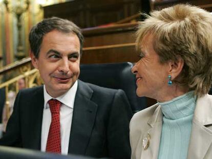 José Luis Rodríguez Zapatero conversa con la vicepresidenta primera del Gobierno, María Teresa Fernández de la Vega, durante la sesión de control del Pleno del Congreso de los Diputados celebrada hoy.