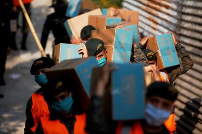Soldados entregan cajas con víveres en asentamientos para ayudar a familias afectadas económicamente por las medidas de restricción para evitar el contagio de coronavirus, en Ciudad de Guatemala (Guatemala).