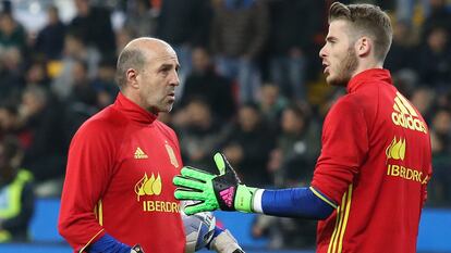 Ochotorena, junto a De Gea, antes de un partido de la Eurocopa de 2016.