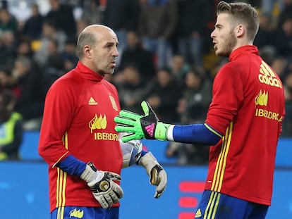 Ochotorena, junto a De Gea, antes de un partido de la Eurocopa de 2016.