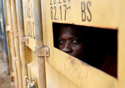 Un detenido rebelde Mai-Mai Yakutumba, capturado por soldados congoleños de las Fuerzas Armadas de la República Democrática del Congo mira desde un contenedor en Namoya (República Democrática del Congo).