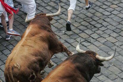 Los toros de Jandilla en la Plaza del Ayuntamiento durante el quinto encierro.