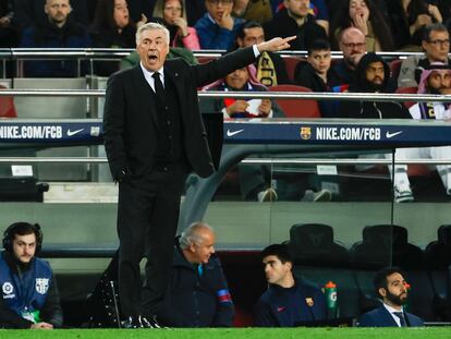 Carlo Ancelotti, durante el clásico en el Camp Nou.