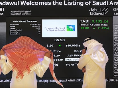 Saudi stock market operators follow the price of the Aramco oil company on a screen, one of the companies owned by the sovereign wealth fund of the Arab country.
