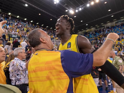 Khalifa Diop celebraba la victoria ante el Joventut tras la semifinal de la Eurocup de baloncesto el 26 de abril en Gran Canaria.
