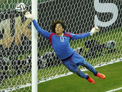 O goleiro do México, Guillermo Ochoa.