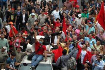 El expresidente de Honduras, Manuel Zelaya (c), saluda en Tegucigalpa junto a miles de maestros y activistas del Frente Nacional de Resistencia Popular (FNRP), que rechazaron una nueva ley sobre regiones especiales de desarrollo, más conocidas como ciudades modelo, y que el Parlamento aprobó el pasado miércoles.