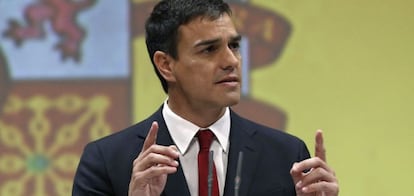 El candidato del PSOE a presidente del Gobierno, Pedro S&aacute;nchez, durante su intervenci&oacute;n ante unas 2.000 personas reunidas en el teatro Circo Price de Madrid para celebrar su candidatura. 