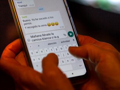 Un usuario escribe un mensaje en el móvil utilizando el corrector.