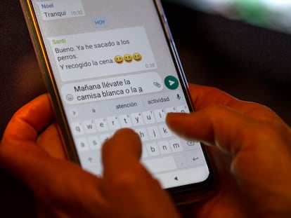 Un usuario escribe un mensaje en el móvil utilizando el corrector.