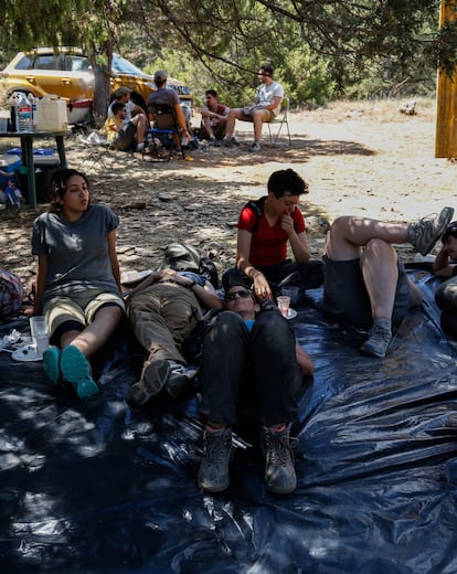 Los investigadores aprovechan las horas de más calor para descansar y comer a la sombra de las sabinas que abundan en la Sierra de la Cierva, donde se ubica el yacimiento de Las Hoyas.