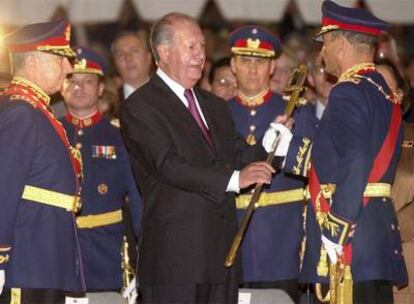 Juan Emilio Cheyre recibe una espada de manos del entonces presidente Ricardo Lagos, durante su nombramiento como comandante en jefe del Ejército de Chile