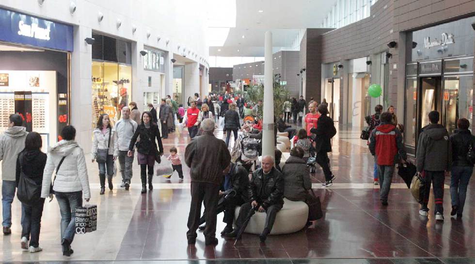 Interior del centro comercial Ballonti, en Portugalete (Vizcaya).