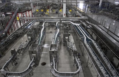 Mahou embotella 13,3 millones de hectolitros de cerveza al año. En la imagen, el proceso de envasado en su fábrica de Guadalajara.
