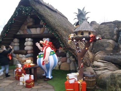El personaje de Obélix saluda en la aldea gala del Parque Astérix.