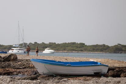 Pateras abandonadas en la zona de la playa Es Caragol. Ses Salines, Mallorca.