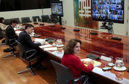 Pedro Sánchez mantiene una videoconferencia con los presidentes autonómicos.