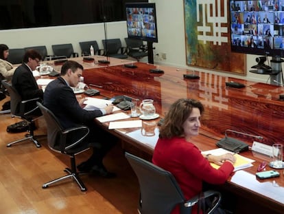 Pedro Sánchez mantiene una videoconferencia con los presidentes autonómicos.